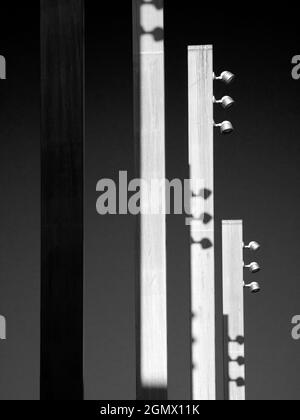 Oxford, Inghilterra - 2008 isolati da uno sfondo capiente nella trafficata Oxford, queste luci di strada modem in Bonn Square fanno un arresto statem astratto Foto Stock