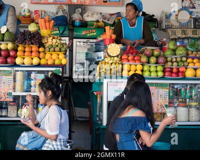 Sucre, Bolivia - 21 maggio 2018; cinque persone in sparo Surce è una bella città storica con molta storia coloniale; è anche la capitale costituzionale Foto Stock