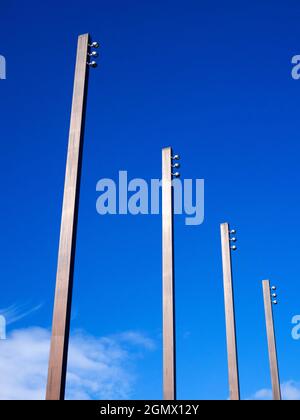 Oxford, Inghilterra - 7 marzo 2018 isolato da uno sfondo stipato nella trafficata Oxford, queste luci di strada modem a Bonn Square fanno un astrac arresto Foto Stock