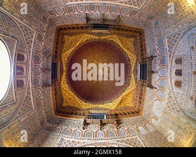 L'Alcazar di Siviglia, Spagna, è un bellissimo e storico palazzo reale che fu originariamente costruito dai re moreschi nel XIV secolo. È un maestro Foto Stock