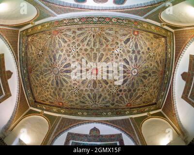 L'Alcazar di Siviglia, Spagna, è un bellissimo e storico palazzo reale che fu originariamente costruito dai re moreschi nel XIV secolo. È un maestro Foto Stock