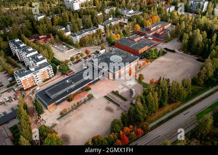 Vista aerea dell'edificio scolastico durante l'autunno dell'oro in Finlandia. Foto Stock