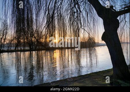 St Helens Wharf, Abingdon, Inghilterra - 19 gennaio 2020 Saint Helen's Wharf è un luogo di bellezza famoso sul Tamigi, appena a monte del medievale Foto Stock