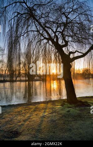 St Helens Wharf, Abingdon, Inghilterra - 19 gennaio 2020 Saint Helen's Wharf è un luogo di bellezza famoso sul Tamigi, appena a monte del medievale Foto Stock