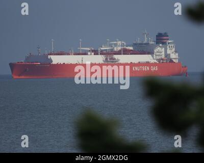 Sheerness, Kent, Regno Unito. 21 Settembre 2021. La nave a gas 'RIAS BAIXAS KNUTSEN' ha visto arrivare a Sheerness, Kent questa mattina. Il gas viene immagazzinato come GNL (gas naturale liquefatto) e importato nell'impianto di GNL per cereali della National Grid di fronte a Sheerness. I prezzi all'ingrosso del gas sono saliti quest'anno. Credit: James Bell/Alamy Live News Foto Stock