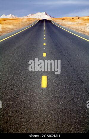 Dubai, Emirati Arabi Uniti - Febbraio 2008; strada desertica infinita e vuota fuori da Dubai City, che conduce al deserto e, in ultima analisi, alla Quarte vuota Foto Stock