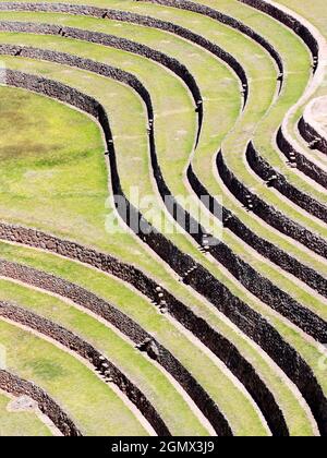 Moray Ampitheater, Perù - 12 maggio 2018 questo misterioso insieme di terrazze è in realtà un capolavoro dell'antica agronomia Inca. Si trova su un altopiano Foto Stock