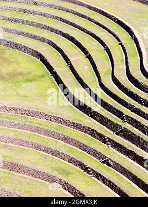 Moray Ampitheater, Perù - 12 maggio 2018 questo misterioso insieme di terrazze è in realtà un capolavoro dell'antica agronomia Inca. Si trova su un altopiano Foto Stock