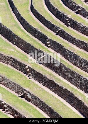 Moray Ampitheater, Perù - 12 maggio 2018 questo misterioso insieme di terrazze è in realtà un capolavoro dell'antica agronomia Inca. Si trova su un altopiano Foto Stock