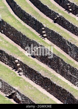 Moray Ampitheater, Perù - 12 maggio 2018 questo misterioso insieme di terrazze è in realtà un capolavoro dell'antica agronomia Inca. Si trova su un altopiano Foto Stock