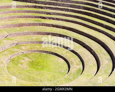 Moray Ampitheater, Perù - 12 maggio 2018 questo misterioso insieme di terrazze è in realtà un capolavoro dell'antica agronomia Inca. Si trova su un altopiano Foto Stock