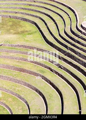 Moray Ampitheater, Perù - 12 maggio 2018 questo misterioso insieme di terrazze è in realtà un capolavoro dell'antica agronomia Inca. Si trova su un altopiano Foto Stock