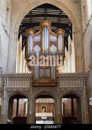 La Chiesa Universitaria di St Mary the Virgin è una chiesa di Oxford prominente situata sul lato nord della High Street, di fronte a Radcliffe Square. È così Foto Stock