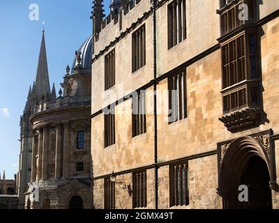 Tre punti di riferimento di Oxford al prezzo di uno - la biblioteca Bodleian famosa in tutto il mondo (in primo piano), la cupola della Radcliffe Camera (al centro) e guglia di S. Foto Stock
