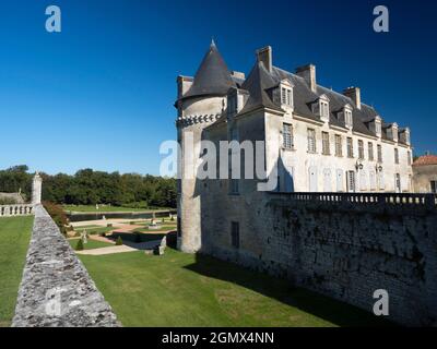 Saintes, Francia - 8 ottobre 2015; l'impressionante Chateau de la Roche Courbon, sviluppato da un precedente castello, si trova nella Charente-Maritime Depa Foto Stock