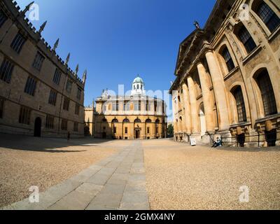 Oxford, Inghilterra - 8 maggio 2013; tre famosi edifici classici nel cuore di Oxford - il Teatro Sheldonian, la Biblioteca Bodleiana e Clarendon Buildi Foto Stock