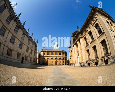 Oxford, Inghilterra - 8 maggio 2013; tre famosi edifici classici nel cuore di Oxford - il Teatro Sheldonian, la Biblioteca Bodleiana e Clarendon Buildi Foto Stock