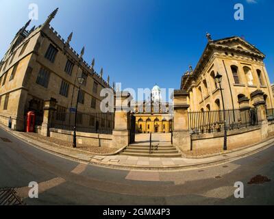 Oxford, Inghilterra - 8 maggio 2013; tre famosi edifici classici nel cuore di Oxford - il Teatro Sheldonian, la Biblioteca Bodleiana e Clarendon costruire Foto Stock