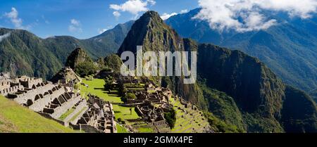 Machu Picchu, Perù - 14 maggio 2018 situato in una maestosa località montagnosa a 2400m di altitudine nelle Ande, le rovine della città inca 15 ° secolo Foto Stock