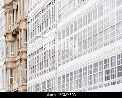 La Coruna, Spagna - 10 ottobre 2015; nessuna gente in vista. I balconi chiusi in vetro, o galerias, sono uno stile architettonico molto distinto di la Coruna in Foto Stock