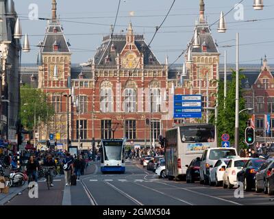 Amsterdam, Paesi Bassi - 27 maggio 2016; Amsterdam è la capitale di NetherlandsÕ, famosa per il suo patrimonio artistico, il sistema panoramico dei canali e le case strette Foto Stock