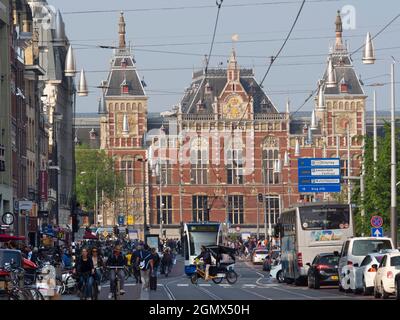 Amsterdam, Paesi Bassi - 27 maggio 2016; Amsterdam è la capitale di NetherlandsÕ, famosa per il suo patrimonio artistico, il sistema panoramico dei canali e le case strette Foto Stock