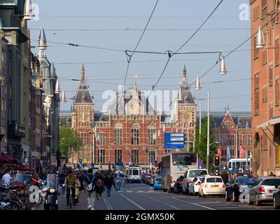 Amsterdam, Paesi Bassi - 27 maggio 2016; Amsterdam è la capitale di NetherlandsÕ, famosa per il suo patrimonio artistico, il sistema panoramico dei canali e le case strette Foto Stock