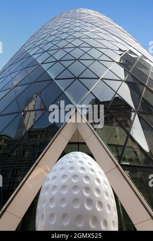 Inaugurato nel 2004, 30, St Mary Ax, noto informalmente come Gherkin, è un grattacielo commerciale iconico nel distretto finanziario globale di Londra, t Foto Stock