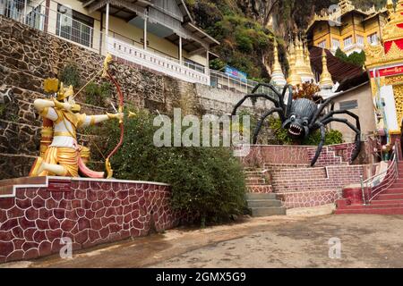 Pindaya, Myanmar - 29 gennaio 2013; statue colorate all'ingresso delle fantastiche grotte buddiste a Pindaya in Myanmar raffigurano la leggenda di Princ Foto Stock