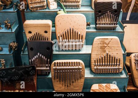 Strumento musicale Kalimba o Mbira in stand di esposizione e vendita di strumenti folk fatti a mano. Metodi e tecniche di rilassamento attraverso anti-stres Foto Stock