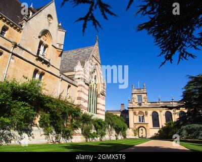 Oxford, Inghilterra - 20 settembre 2013; nessuna gente in vista. La facciata anteriore e la cappella del Trinity College, Oxford. Questo college relativamente grande e ricco Foto Stock