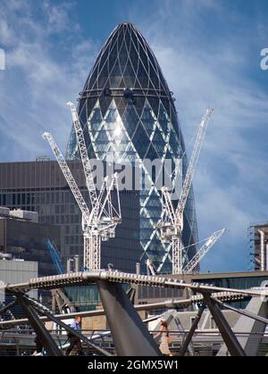 Inaugurato nel 2004, 30, St Mary Ax, noto informalmente come Gherkin, è un grattacielo commerciale iconico nel distretto finanziario globale di Londra, t Foto Stock