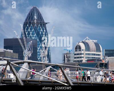 Inaugurato nel 2004, 30, St Mary Ax, noto informalmente come Gherkin, è un grattacielo commerciale iconico nel distretto finanziario globale di Londra, t Foto Stock