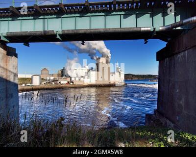 New Brunswick, Canada - Settembre 2013; nessuna gente in vista. In pochissimi luoghi la bellezza naturale e la sporcizia industriale si scontrano con un tale grumo. il gi Foto Stock