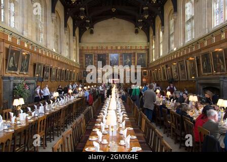 Fondata nel 1525 dal cardinale Wolsey, la Christ Church è una delle più ricche, grandi e grandi dei college dell'Università di Oxford. Qui vediamo i suoi magni Foto Stock