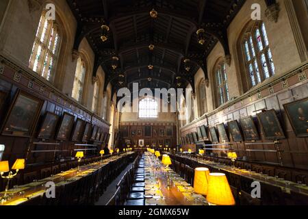 Fondata nel 1525 dal cardinale Wolsey, la Christ Church è una delle più ricche, grandi e grandi dei college dell'Università di Oxford. Qui vediamo i suoi magni Foto Stock