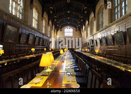 Fondata nel 1525 dal cardinale Wolsey, la Christ Church è una delle più ricche, grandi e grandi dei college dell'Università di Oxford. Qui vediamo i suoi magni Foto Stock