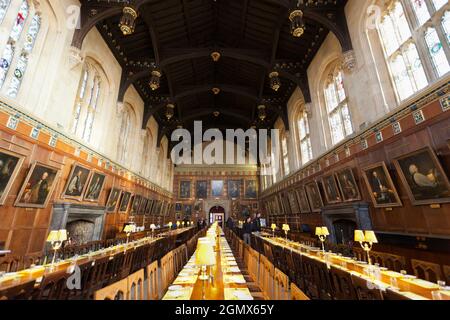 Fondata nel 1525 dal cardinale Wolsey, la Christ Church è una delle più ricche, grandi e grandi dei college dell'Università di Oxford. Qui vediamo i suoi magni Foto Stock