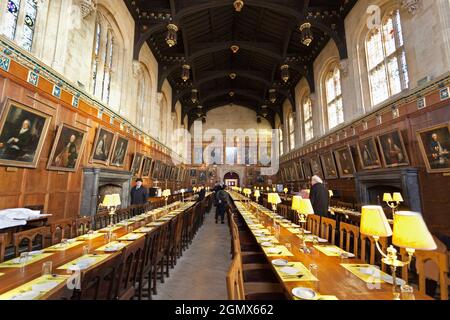 Fondata nel 1525 dal cardinale Wolsey, la Christ Church è una delle più ricche, grandi e grandi dei college dell'Università di Oxford. Qui vediamo i suoi magni Foto Stock