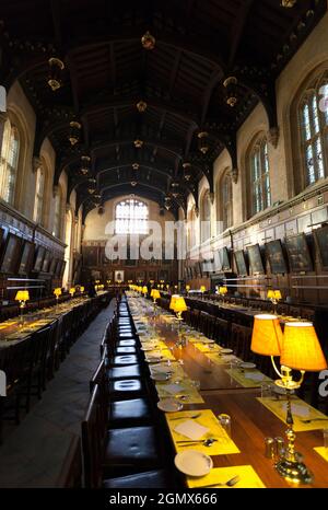 Fondata nel 1525 dal cardinale Wolsey, la Christ Church è una delle più ricche, grandi e grandi dei college dell'Università di Oxford. Qui vediamo i suoi magni Foto Stock