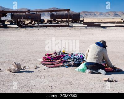 Uyuni, Bolivia - 24 maggio 2018; un uomo in colpo - vista posteriore Uyuni è un piccolo comune ai margini delle grandi saline della Bolivia centrale. Ci siamo Foto Stock