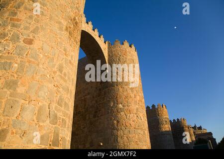 Ávila, Spagna - 20 settembre 2008; nessuna gente in vista. Le mura medievali intatte - e molto spesse - di pietra e granito di Ávila - qui viste a sunri Foto Stock