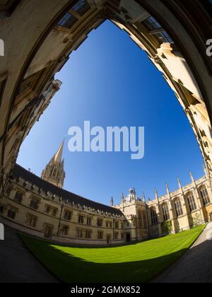 Oxford, Inghilterra - 5 maggio 2016; nessuna gente in vista. All Souls College fu fondato da Enrico VI d'Inghilterra e da Enrico Chichele (arcivescovo di Canterbury), i Foto Stock