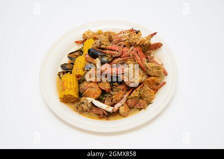Pesce cajun fatto in casa bollire con granchio di aragosta e gamberi con riso Foto Stock