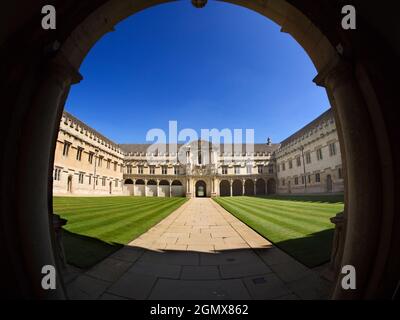 Oxford, Inghilterra - 15 maggio 2015; nessuna gente in vista. Situato nel centro di St Giles, il St John's College ha la singolare distinzione di essere il più ricco Foto Stock