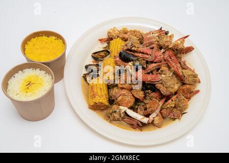 Pesce cajun fatto in casa bollire con granchio di aragosta e gamberi con riso Foto Stock