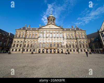 Amsterdam, i |Paesi Bassi - 27 maggio 2016; il palazzo fu costruito come municipio durante l'Età dell'Oro Olandese nel XVII secolo. Poi divenne il ro Foto Stock