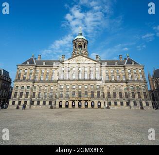 Amsterdam, i |Paesi Bassi - 27 maggio 2016; il palazzo fu costruito come municipio durante l'Età dell'Oro Olandese nel XVII secolo. Poi divenne il ro Foto Stock