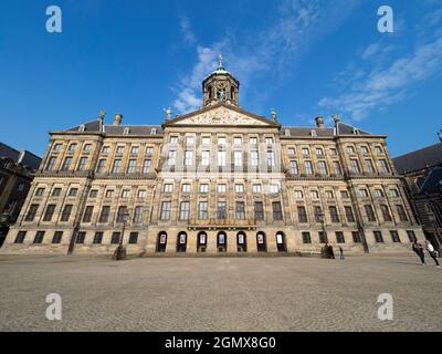 Amsterdam, i |Paesi Bassi - 27 maggio 2016; il palazzo fu costruito come municipio durante l'Età dell'Oro Olandese nel XVII secolo. Poi divenne il ro Foto Stock