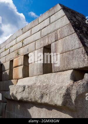 Machu Picchu, Perù - 14 maggio 2018 situato in una maestosa località montagnosa a 2400m di altitudine nelle Ande, le rovine della città inca 15 ° secolo Foto Stock